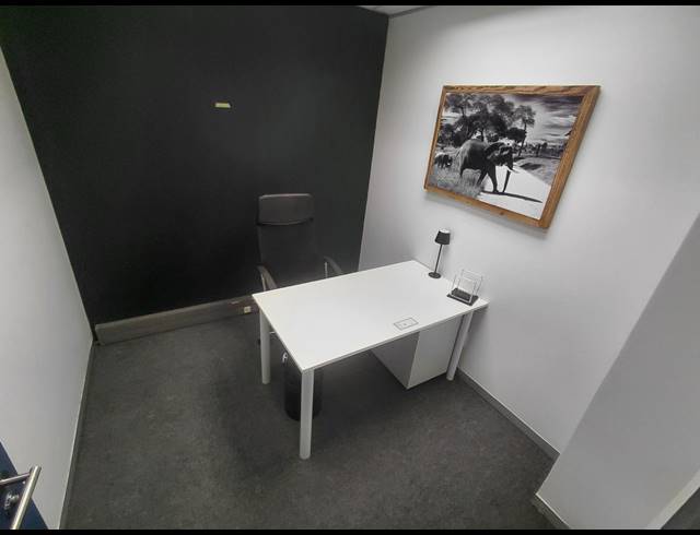 14M² SERVICED OFFICE TO LET IN FOURWAYS